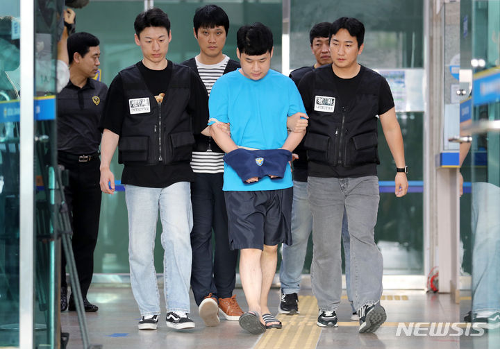 [서울=뉴시스] 조성우 기자 = 서울 관악구 신림동에서 일면식도 없는 행인들에게 흉기를 휘둘러 1명을 숨지게 하고 3명에게 중상을 입힌 혐의로 구속된 조선이 28일 오전 서울 관악구 서울관악경찰서에서 검찰로 송치되고 있다. 2023.07.28. xconfind@newsis.com