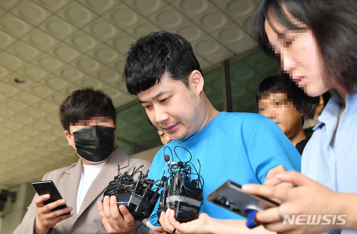 [서울=뉴시스] 조성우 기자 = 검찰이 서울 관악구 신림동에서 일면식도 없는 행인들에게 흉기를 휘둘러 4명의 사상자를 낸 혐의 등으로 재판에 넘겨진 조선(34·구속)에게 사형을 구형했다. 사진은 조씨가 지난해 7월28일 오전 서울 관악구 서울관악경찰서에서 검찰로 송치되는 모습. (공동취재사진) 2023.07.28. photo@newsis.com