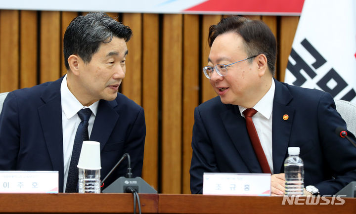 [서울=뉴시스] 추상철 기자 = 이주호 사회부총리 겸 교육부장관과 조규홍 보건복지부장관이 28일 오전 서울 여의도 국회에서 열린 유·보 관리체계 일원화 방안 관련 당정협의회에 참석해 대화하고 있다. 2023.07.28. scchoo@newsis.com
