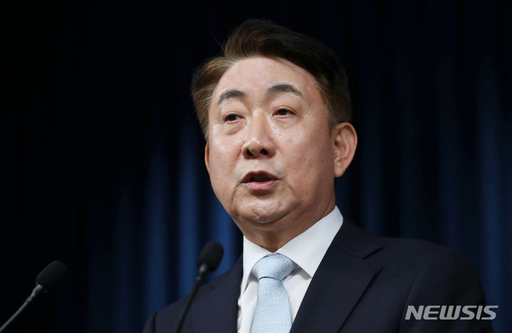 [서울=뉴시스] 홍효식 기자 = 방송통신위원장으로 지명된 이동관 대통령실 대외협력특별보좌관이 28일 서울 용산 대통령실 청사에서 소감을 밝히고 있다. 2023.07.28. yesphoto@newsis.com
