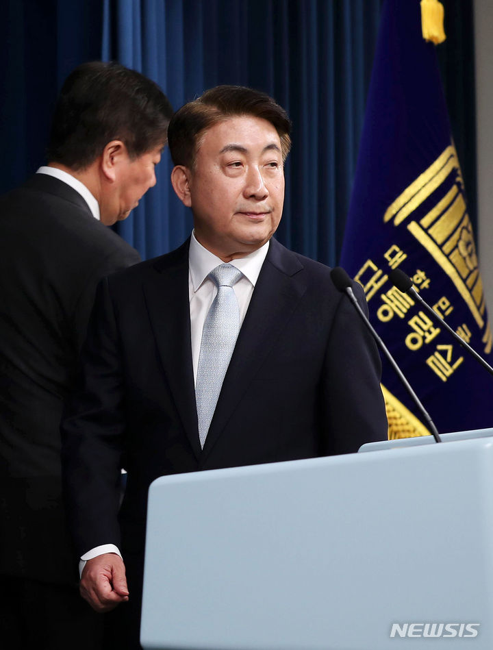 [서울=뉴시스] 홍효식 기자 = 방송통신위원장으로 지명된 이동관 대통령실 대외협력특별보좌관이 28일 서울 용산 대통령실 청사에서 소감을 밝히기 위해 단상으로 향하고 있다. 2023.07.28. yesphoto@newsis.com
