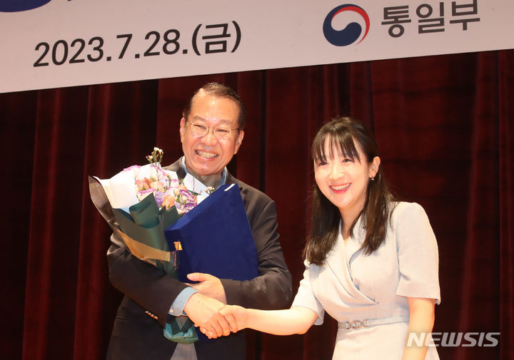 [서울=뉴시스] 김명원 기자 = 권영세 통일부 장관이 28일 오전 서울 종로구 정부서울청사 별관에서 열린 통일부 장관 이임식에서 직원에게 꽃다발을 받고 있다. 2023.07.28. kmx1105@newsis.com