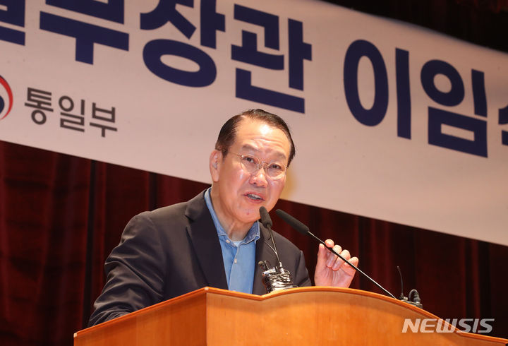 [서울=뉴시스] 김명원 기자 = 권영세 통일부 장관이 28일 오전 서울 종로구 정부서울청사 별관에서 열린 통일부 장관 이임식에서 이임사를 하고 있다. 2023.07.28. kmx1105@newsis.com