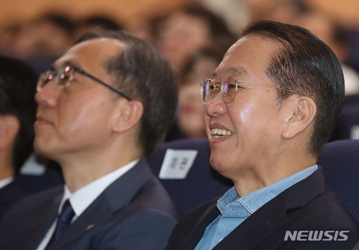 [서울=뉴시스] 김명원 기자 = 권영세 통일부 장관이 28일 오전 서울 종로구 정부서울청사 별관에서 열린 통일부 장관 이임식에서 영상을 바라보며 환하게 웃고 있다. 2023.07.28. kmx1105@newsis.com