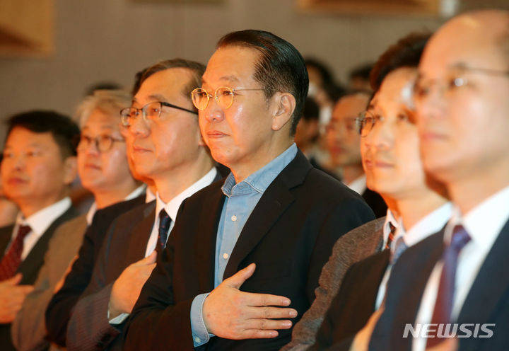 [서울=뉴시스] 김명원 기자 = 권영세 통일부 장관이 28일 오전 서울 종로구 정부서울청사 별관에서 열린 통일부 장관 이임식에서 국민의례를 하고 있다. 2023.07.28. kmx1105@newsis.com