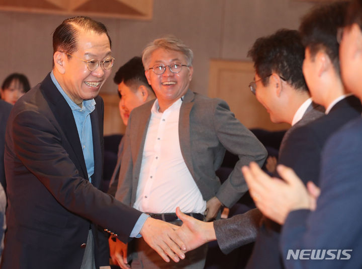 [서울=뉴시스] 김명원 기자 = 권영세 통일부 장관이 28일 오전 서울 종로구 정부서울청사 별관에서 열린 통일부 장관 이임식에 참석하며 참석자들과 인사하고 있다. 2023.07.28. kmx1105@newsis.com