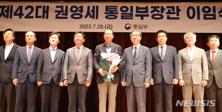 [서울=뉴시스] 김명원 기자 = 권영세 통일부 장관이 28일 오전 서울 종로구 정부서울청사 앞에서 이임식을 마친후 간부들과 기념촬영을 하고 있다. 2023.07.28. kmx1105@newsis.com