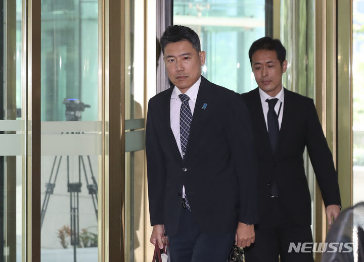 [서울=뉴시스] 김근수 기자 = 일본 방위성이 2023년 방위백서에 독도에 대한 부당한 영유권을 주장한 28일 오전 서울 종로구 외교부에 초치된 야마모토 몬도 주한 일본대사관 총괄대사 대리가 청사 안으로 들어가고 있다. 2023.07.28. ks@newsis.com