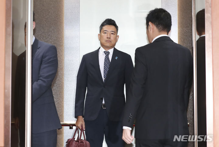 [서울=뉴시스] 김근수 기자 = 일본 방위성이 2023년 방위백서에 독도에 대한 부당한 영유권을 주장한 28일 오전 서울 종로구 외교부에 초치된 야마모토 몬도 주한 일본대사관 총괄대사 대리가 청사 안으로 들어가고 있다. 2023.07.28. ks@newsis.com