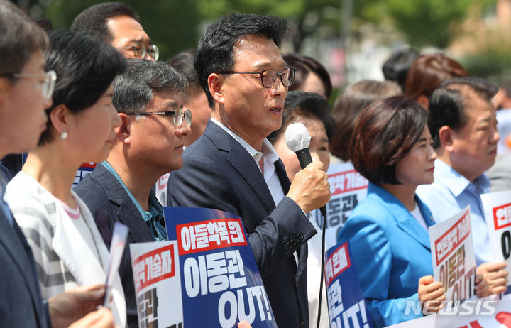 [서울=뉴시스] 추상철 기자 = 박광온 더불어민주당 원내대표가 28일 오전 서울 용산구 대통령실 앞에서 열린 '이동관 방통위원장 지명 규탄' 긴급기자회견에서 발언하고 있다. 2023.07.28. scchoo@newsis.com