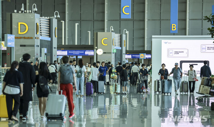 [인천공항=뉴시스] 정병혁 기자 = 여름 휴가철인 28일 인천국제공항 제2터미널 출국장을 찾은 여행객들이 출국 수속을 하고 있다. 2023.07.28. jhope@newsis.com