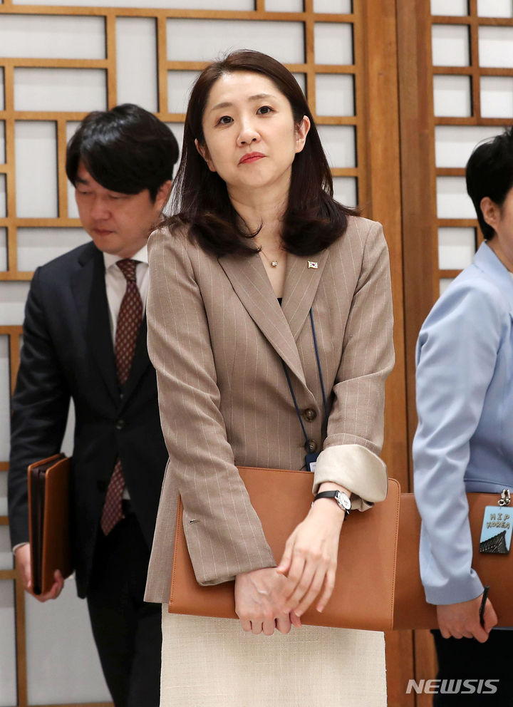 [서울=뉴시스] 홍효식 기자 = 김수경 통일비서관이 28일 서울 용산 대통령실 청사에서 열린 김영호 통일부 장관 임명장 수여식에 참석해 있다. 2023.07.28. yesphoto@newsis.com