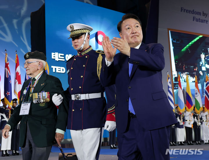 [부산=뉴시스] 윤석열 대통령이 27일 부산 해운대구 영화의 전당 야외극장에서 열린 유엔군 참전의날·정전협정 70주년 기념식에서 유엔 참전용사들을 맞이하고 있다. (사진=대통령실 제공) 2023.07.28 photo@newsis.com