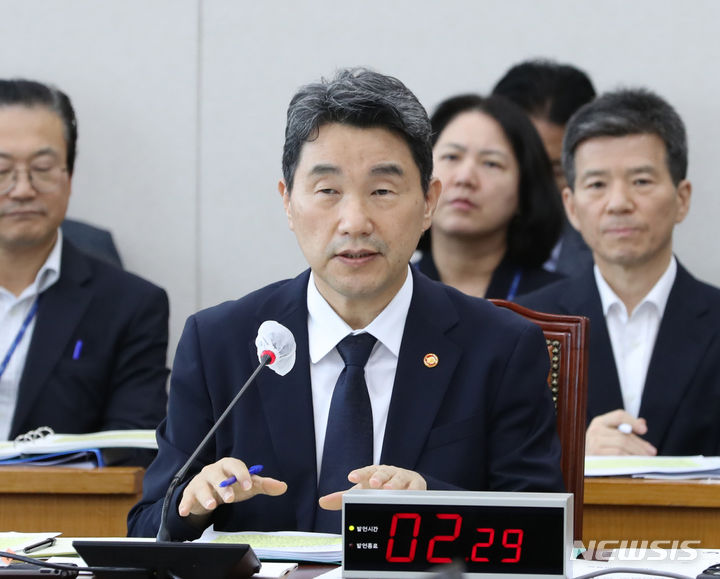 [서울=뉴시스] 전진환 기자 = 이주호 사회부총리 겸 교육부장관이 지난달 28일 오후 서울 여의도 국회에서 열린 교육위원회 전체회의에서 의원 질의에 답하고 있다. 2023.08.03. amin2@newsis.com