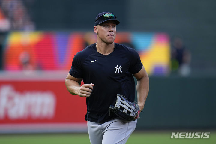 [볼티모어=AP/뉴시스] 메이저리그(MLB)의 '청정 홈런왕' 애런 저지(뉴욕 양키스)가 55일 만에 빅리그 경기에 나선다. 양키스는 29일(한국시간) 미국 메릴랜드주 볼티모어의 오리올 파크 앳 캠든 야즈에서 열리는 2023 MLB 볼티모어 오리올스와의 경기를 앞두고 부상자명단에 있었던 저지를 26인 로스터에 등록했다. 2023.07.29