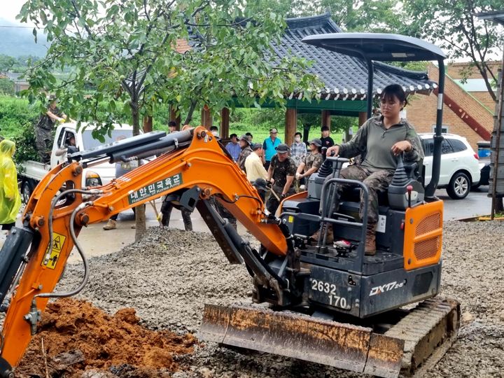 [전북=뉴시스] 전북지역 35사단, 7공수특전여단, 11공수특전여단, 수도기계화보병사단 등이 수해지역에서 피해 복구에 구슬땀을 흘리고 있다.&nbsp; *재판매 및 DB 금지