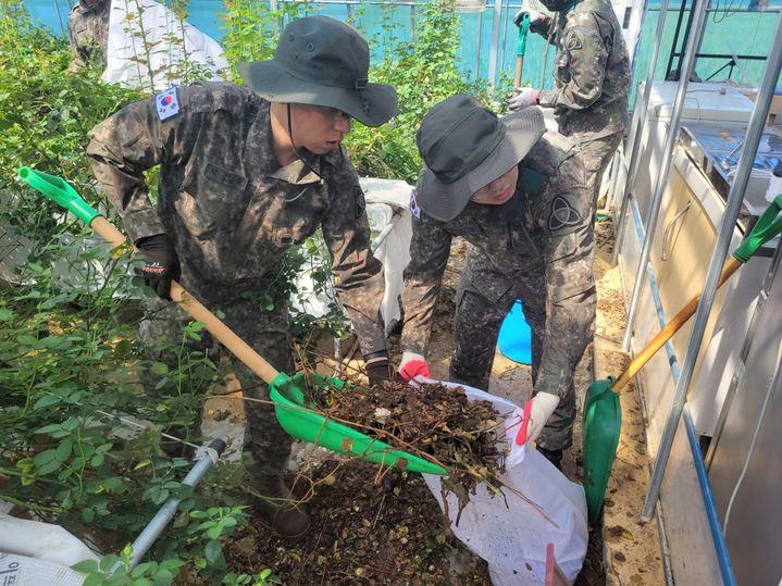 [전북=뉴시스] 전북지역 35사단, 7공수특전여단, 11공수특전여단, 수도기계화보병사단 등이 수해지역에서 피해 복구에 구슬땀을 흘리고 있다. *재판매 및 DB 금지