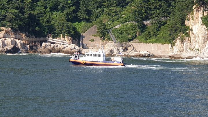 [부산=뉴시스] 29일 오후 부산 영도구 영도하늘 전망대 자갈마당 앞 해상에서 부산해경 구조정이 익수자를 수색하고 있다. (사진=부산해경 제공) *재판매 및 DB 금지