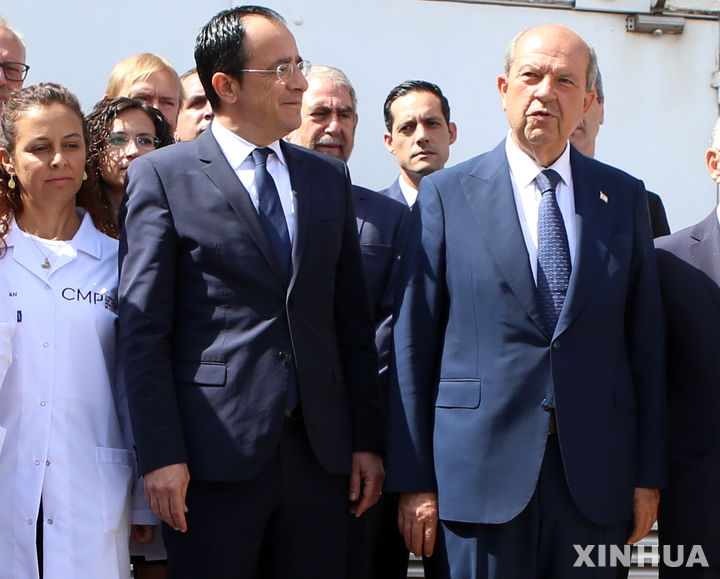 [ 니코시아( 키프로스)=신화/뉴시스]&nbsp; 키프로스의 니코스 크리스토둘리데스 대통령(왼쪽)과 튀르키예가 점령한 키프로스 지역의 에르신 타타르 대표가 7월28일 키프로스 니코시아 구시가지의 공항단지에 있는 유엔 실종자 수색 본부에서 만나 이야기를 나누고 있다. 2023. 08.23. 