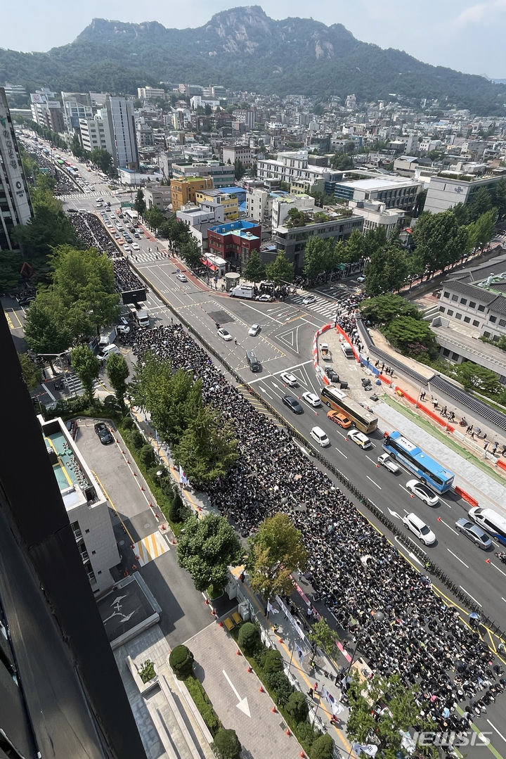 [서울=뉴시스] 조성우 기자 = 전국의 교사들이 29일 오후 서울 종로구 정부서울청사 앞에서 서이초 교사 추모 및 공교육 정상화를 촉구하는 집회를 하고 있다. 2023.07.29. xconfind@newsis.com