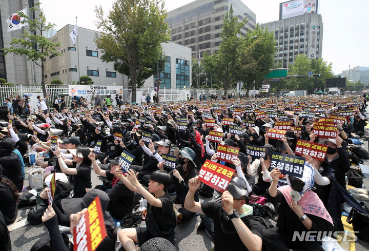 [서울=뉴시스] 조성우 기자 = 전국의 교사들이 29일 오후 서울 종로구 정부서울청사 앞에서 열린 서이초 교사 추모 및 공교육 정상화 촉구 집회에서 구호를 외치고 있다. 2023.07.29. xconfind@newsis.com