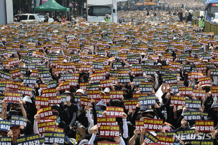 [서울=뉴시스] 조성우 기자 = 전국의 교사들이 29일 오후 서울 종로구 정부서울청사 앞에서 열린 서이초 교사 추모 및 공교육 정상화 촉구 집회에서 구호를 외치고 있다. 2023.07.29. xconfind@newsis.com