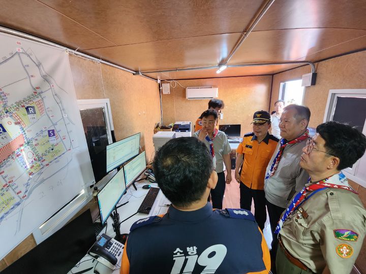 [서울=뉴시스] 이상민 행정안전부 장관과 남화영 소방청장이 29일 오후 전북 부안군 새만금 잼버리소방상황실을 찾아 안전대책을 점검하고 있다. (사진=소방청 제공) 2023.07.29. photo@newsis.com *재판매 및 DB 금지