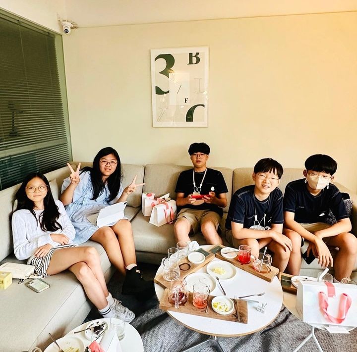 [서울=뉴시스] 이종격투기 선수 추성훈의 아내이자 일본 모델인 야노 시호가 근황을 전했다. 야노 시호는 KBS 2TV '슈퍼맨이 돌아왔다'에 출연했던 자신의 딸을 비롯해, 배우 엄태웅·윤혜진 부부의 딸 지온, 배우 송일국의 아들 대한·민국·만세의 모습이 담긴 사진을 공개했다. (사진=야노 시호 인스타그램 캡처) 2023.07.30. photo@newsis.com *재판매 및 DB 금지