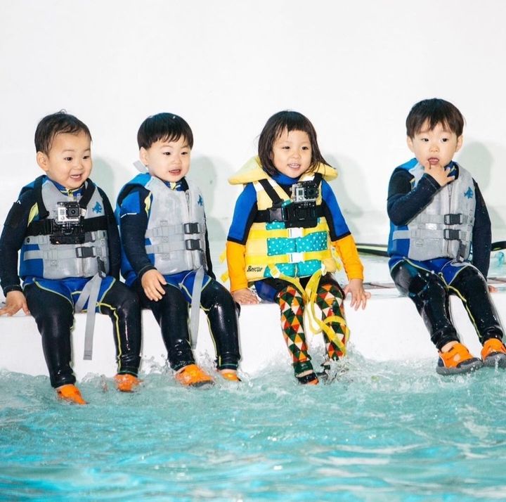 [서울=뉴시스] 이종격투기 선수 추성훈의 아내이자 일본 모델인 야노 시호가 근황을 전했다. 야노 시호는 KBS 2TV '슈퍼맨이 돌아왔다'에 출연했던 자신의 딸을 비롯해 배우 송일국의 아들 대한·민국·만세의 과거 모습이 담긴 사진을 공개했다. (사진=야노 시호 인스타그램 캡처) 2023.07.30. photo@newsis.com *재판매 및 DB 금지