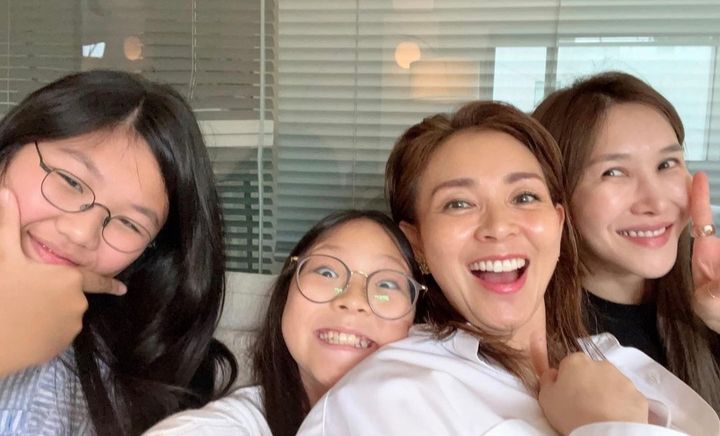 [서울=뉴시스] 이종격투기 선수 추성훈의 아내이자 일본 모델인 야노 시호가 근황을 전했다. 야노 시호가 자신의 딸 추사랑과 배우 엄태웅의 아내 윤혜진, 딸 엄지온 양과 찍은 사진을 공개했다. (사진=야노 시호 인스타그램 캡처) 2023.07.30. photo@newsis.com *재판매 및 DB 금지