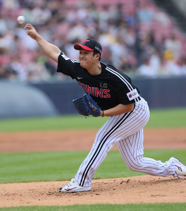 [서울=뉴시스] 최원태가 LG 데뷔전이었던 지난달 30일 잠실 두산 베어스전에서 6이닝 무실점 호투를 펼쳤다. 2023.07.30 (사진=LG 트윈스 제공) photo@newsis.com&nbsp; *재판매 및 DB 금지