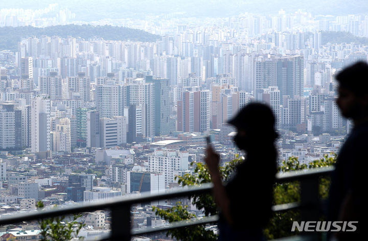 [서울=뉴시스] 김진아 기자 = 30일 한국부동산원의 '주간아파트동향'에 따르면 이달 넷째 주(24일 기준) 서울 아파트 매매가격은 전 주 대비 0.07% 상승해 직전주(0.07%)와 같은 상승폭을 보였다. 서울 강북 14개구가 평균 0.06% 오르면서 직전 주와 동일한 상승폭을 보였고, 강남 11개구는 0.08% 올라 지난주(0.07%)보다 상승폭이 소폭 커졌다. 사진은 30일 서울 남산에서 바라본 서울의 아파트. 2023.07.30. bluesoda@newsis.com