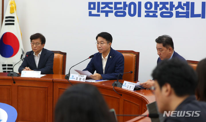 [서울=뉴시스] 추상철 기자 = 조정식 더불어민주당 사무총장이 30일 오전 서울 여의도 국회에서 열린 기자간담회에서 발언하고 있다. 2023.07.30. scchoo@newsis.com