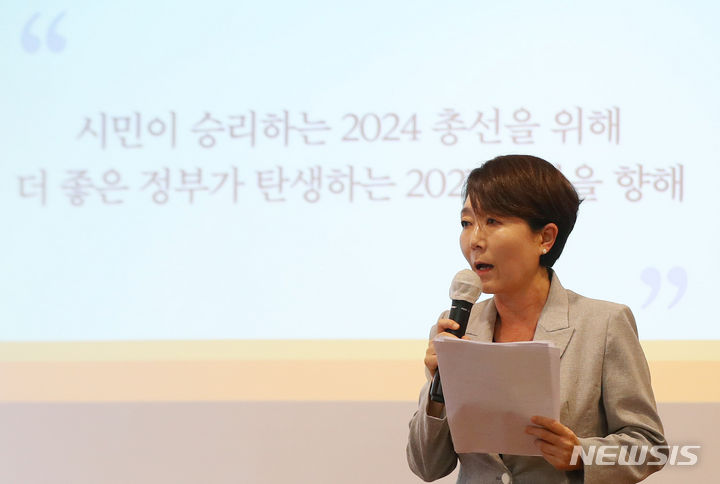 [서울=뉴시스] 추상철 기자 = 정호진 새진추 운영위원장이 30일 오후 서울 여의도 국회 인근 카페에서 열린 새로운 시민참여 진보정당 추진을 위한 제안 모임(새진추) 발족식에서 제안문 낭독을 하고 있다. 2023.07.30. scchoo@newsis.com