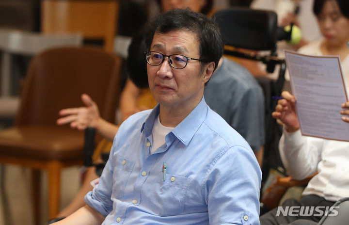 [서울=뉴시스] 추상철 기자 = 천호선 노무현재단 이사가 30일 오후 서울 여의도 국회 인근 카페에서 열린 새로운 시민참여 진보정당 추진을 위한 제안 모임(새진추) 발족식에 참석해 있다. 2023.07.30. scchoo@newsis.com