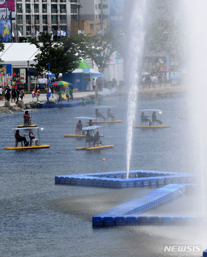 [장흥=뉴시스] 변재훈 기자 = 연일 찜통 더위가 이어지고 있는 30일 전남 장흥군 장흥읍 탐진강변 내 정남진 장흥 물 축제장에서 관광객들이 수상 레저 활동을 즐기고 있다. 2023.07.30. wisdom21@newsis.com