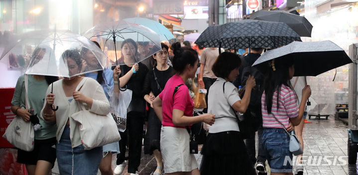 [서울=뉴시스] 김선웅 기자 = 서울 서북권에 호우경보가 내려진 30일 오후 서울 명동거리에서 우산을 쓴 시민들이 길을 걷고 있다. 2023.07.30. mangusta@newsis.com