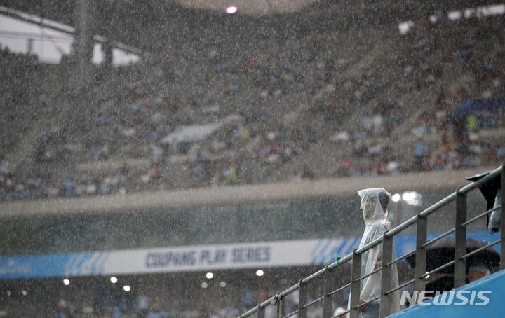 [서울=뉴시스] 정병혁 기자 = 30일 서울 마포구 서울월드컵경기장에 쿠팡플레이시리즈 2차전 맨체스터 시티와 아틀레티코 마드리드의 경기에 앞서 집중호우로 인한 비가 쏟아지고 있다. 2023.07.30. jhope@newsis.com