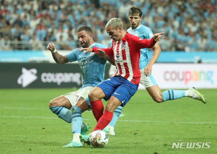 [서울=뉴시스] 황준선 기자 = ﻿﻿﻿﻿토트넘 윙백 페리시치, 아스널 수비수 율리엔 팀버, 레알 마드리드 골키퍼 티보 쿠르투아. 이들은 올 시즌 무릎 관절 안의 앞쪽에 있는 전방 십자인대를 다친 축구선수라는 공통점이 있다. 운동선수 뿐이 아니다. 야외활동이 늘어나는 가을철 일반인들도 스포츠를 즐기다 무릎 부상을 입을 수 있다. 사진은 지난 7월30일 서울 마포구 서울월드컵경기장에서 열린 쿠팡플레이시리즈 2차전 맨체스터 시티와 아틀레티코 마드리드의 경기, 아틀레티코 마드리드의 안토니 그리즈만이 볼다툼을 하고 있다. 2023.07.30. hwang@newsis.com