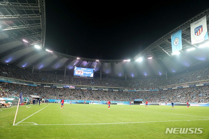 [서울=뉴시스] 정병혁 기자 = 30일 서울 마포구 서울월드컵경기장에서 열린 쿠팡플레이시리즈 2차전 맨체스터 시티와 아틀레티코 마드리드의 경기를 찾은 관중들이 응원을 펼치고 있다. 2023.07.30. jhope@newsis.com