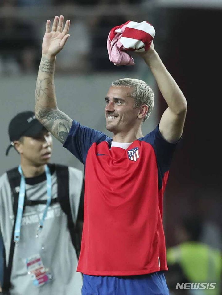 [서울=뉴시스] 김근수 기자 = 30일 서울 마포구 서울월드컵경기장에서 열린 쿠팡플레이시리즈 2차전 맨체스터 시티와 아틀레티코 마드리드의 경기, 2대 1로 아틀레티코 마드리드의 승리, 그리즈만이 관중들에게 인사하고 있다. 2023.07.30. ks@newsis.com