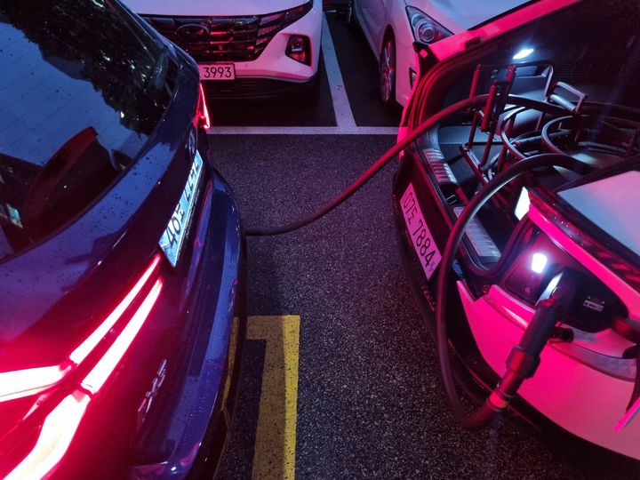 [서울=뉴시스] 전기차 충전 서비스 일랙배리. 일랙배리 차량이 집으로 방문, V2V(Vehicle to Vehicle) 기술을 기반으로 전기차 충전이 진행되고 있는 모습.(사진=안경무 기자) 2023.7.31 photo@newsis.com *재판매 및 DB 금지