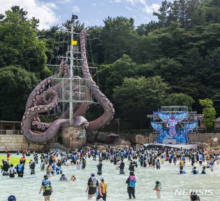  캐리비안 베이 메가 웨이브 페스티벌 '클럽 캐비 풀파티'(사진제공=에버랜드)