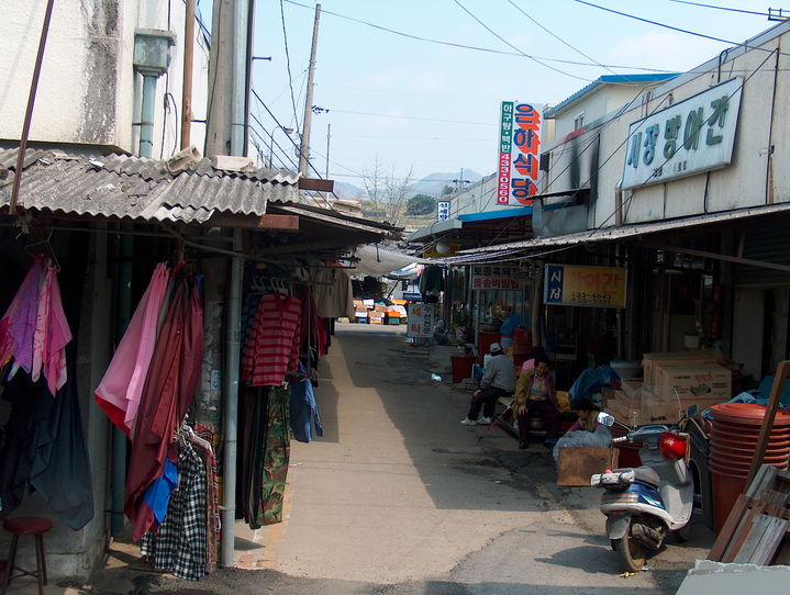 [진안=뉴시스] 현대화시설 입주 전 진안장 점포. 진안군 제공 *재판매 및 DB 금지