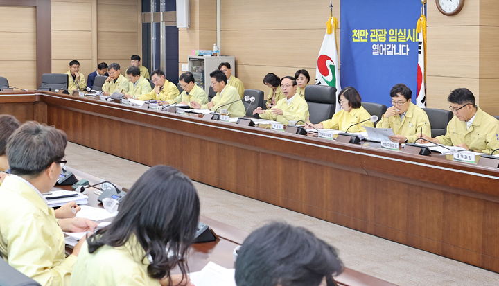 31일 열린 임실군 간부회의, 심민 군수(위 오른쪽 네번째)가 군민 안전을 위한 폭염대비를 지시하고 있다. *재판매 및 DB 금지