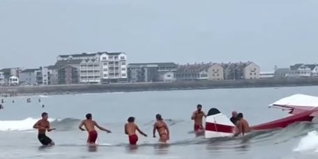 30일 미국 뉴햄프셔의 사람들이 북적이는 해변에 난데없이 경비행기가 추락하자 구조대와 피서객들이 밧줄을 묶어 견인하고 있다. 출처 : @dark_angels212 *재판매 및 DB 금지