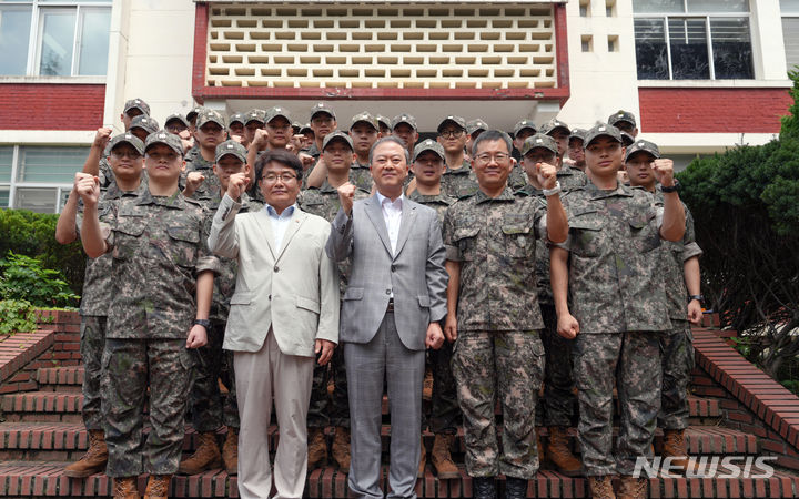 [전주=뉴시스]윤난슬 기자 = 전북대학교는 학군사관후보생(ROTC) 33명이 31일 하계 입영 훈련 입소를 위한 신고식을 갖고 4주간의 하계 훈련에 돌입했다고 밝혔다.2023.07.31.(사진=전북대 제공)
