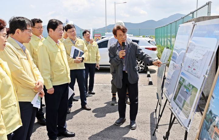 [고흥=뉴시스] 31일 고흥군 드론 UAM엑스포 행사 준비 상황 보고회에서 공영민 군수가 설명 듣고 있다. 고흥군 제공 *재판매 및 DB 금지