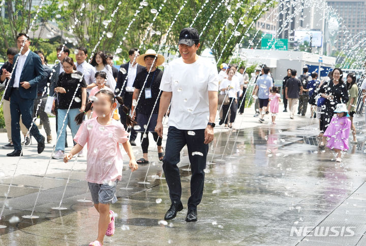 [서울=뉴시스]서울썸머비치를 찾은 오세훈 서울시장. (사진=서울시 제공). 2023.07.31. photo@newsis.com