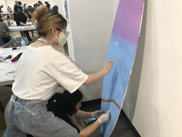 [부산=뉴시스] 29일 부산 해운대구 부산디자인진흥원 1층 전시실에서 '2023 이야기가 있는 서핑보드 디자인 콘테스트' 현장 평가가 진행되고 있다. (사진=부산디자인진흥원 제공) *재판매 및 DB 금지